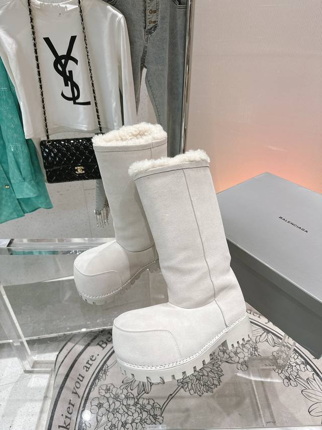 女 男 巴黎世家 新款胖头靴雪地靴情侣鞋羊羔毛滑雪靴 原版购入 Zp解剖开发 鞋面选用意大利进口材料结合澳洲羊毛，内里和垫脚均是采用整张澳洲羊毛，毛质特别厚实保