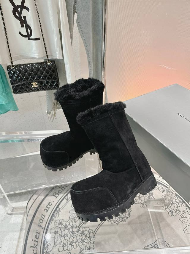 女 男 巴黎世家 新款胖头靴雪地靴情侣鞋羊羔毛滑雪靴 原版购入 Zp解剖开发 鞋面选用意大利进口材料结合澳洲羊毛，内里和垫脚均是采用整张澳洲羊毛，毛质特别厚实保