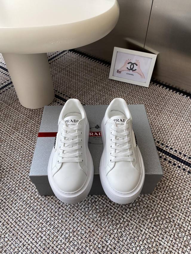 prada 普拉达 25Ss新款 休闲 厚底小白鞋 情侣款 p家时尚小白鞋 重版推出 高品质出货 优雅大方、上脚舒适、超级经典 上脚超轻超级舒适 面料丝稠牛皮