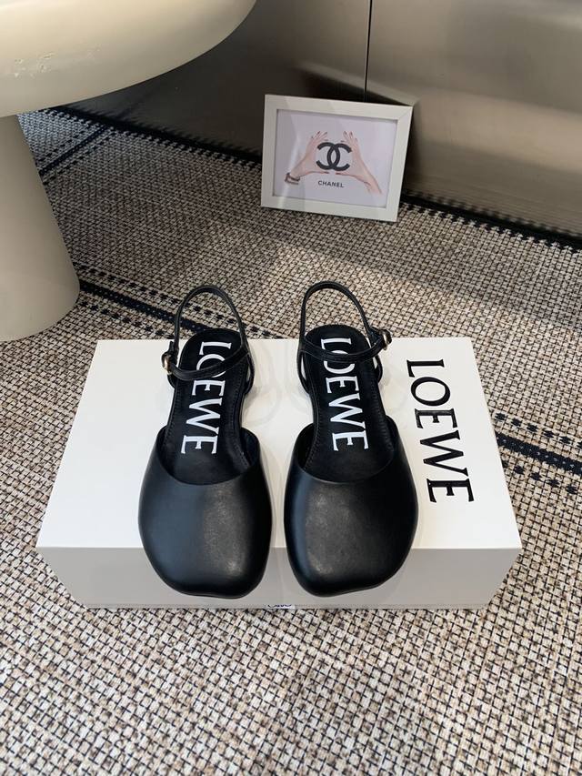 Loewe 罗意威 25Ss春夏最新款 平底 时装凉鞋 今年超火的品牌 好多明星网红时尚博主种草 喜欢这种风格的小仙女必须要入手哦 鞋头大头的设计 超级有味道