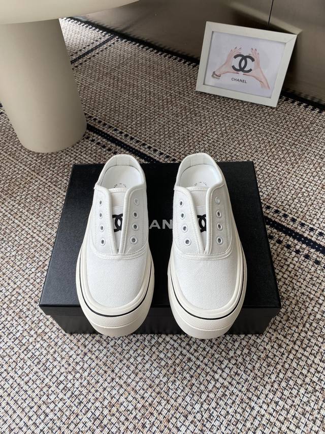 Chanel 香奈儿25Ss 隐藏中古款帆布鞋 Vintage感满满 中古款 帆布鞋适配春夏 黑白拼接就很Chanel配合袜子就很复古学院的感觉 码数：35-4