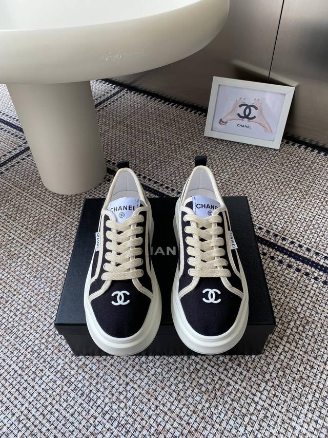 Chanel 25C新款运动休闲鞋 百搭小白鞋 款式搭配不会出错撞色搭配活力满满啊 侧面压印Logo 上脚很秀气 鞋面原版定制材料 原版大底 Size:35-4