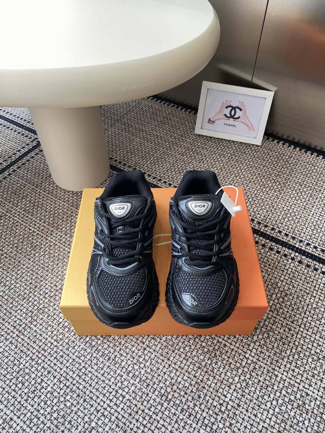 Dior X Kaws 联名款B35胶囊情侣款 系列 镂空 网面 运动鞋 这款名为B35 Nxt 的新款运动鞋 采用了 3D打印技术制成镂空式鞋底 鞋身部分则是