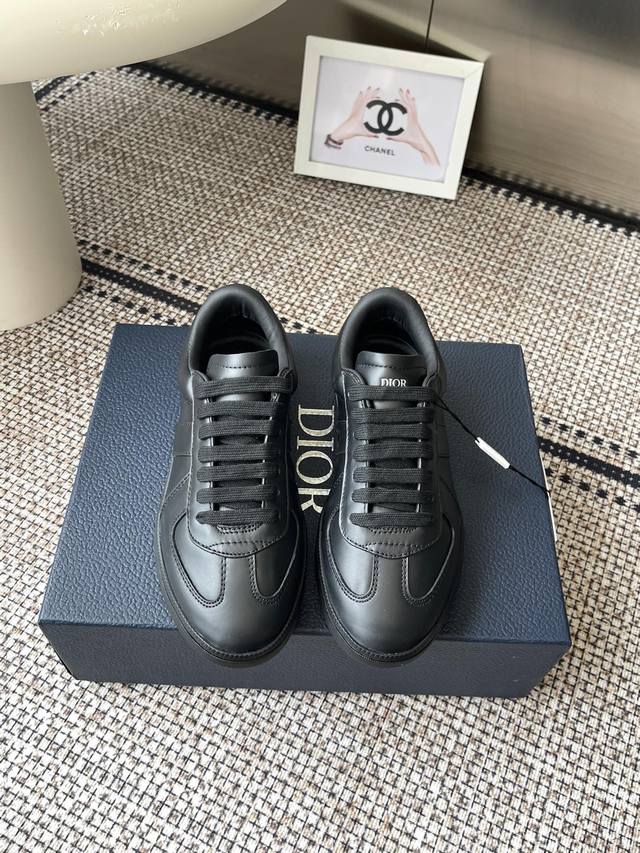 顶级版本 迪奥 Dior 25Ss新品 B01德训鞋 情侣款鞋头维度设计宽了点 上脚舒适度完美在线 线头优美 适配裤型完美百搭 饰以各种经典细节 是日常造型的理