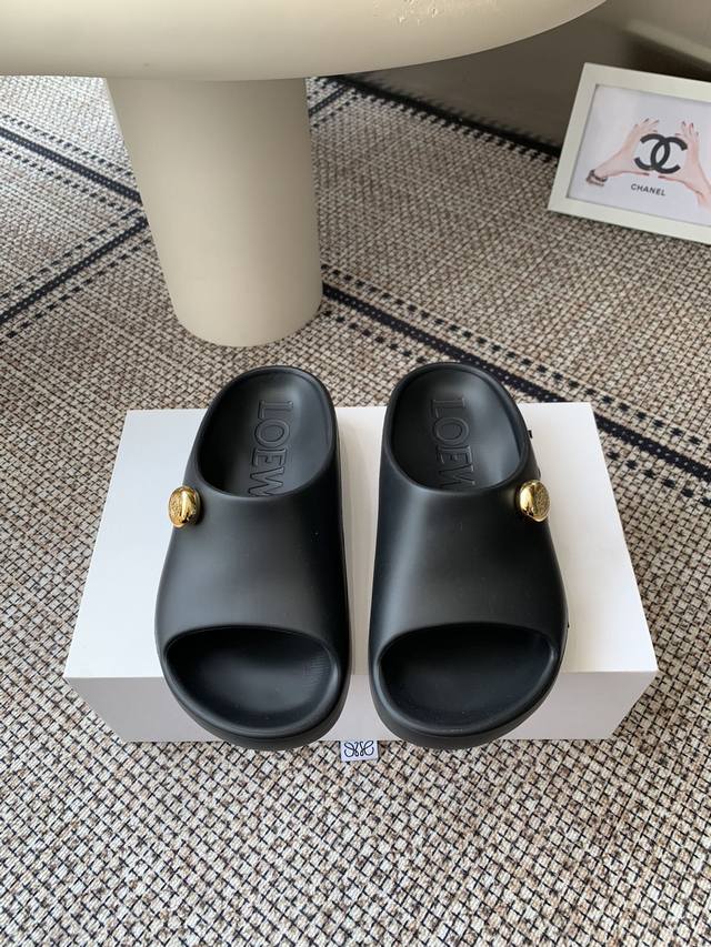顶级版本 Loewe 罗意威 夏季新款 沙滩拖鞋 凉拖鞋 原版购入开发做货 舒适度极高，非常具有辨识度，美貌与实用并存舒适而不单调的拖鞋 鞋面:橡胶一体成型 原
