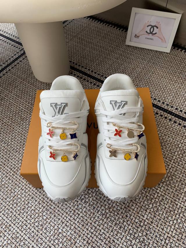 顶级版本 男款先出 配饰60 Louis Vuitton Runaway Maxi 运动鞋 面包鞋 Lv Runaway Maxi 黑白配色的胖丁 这个胖胖呼呼
