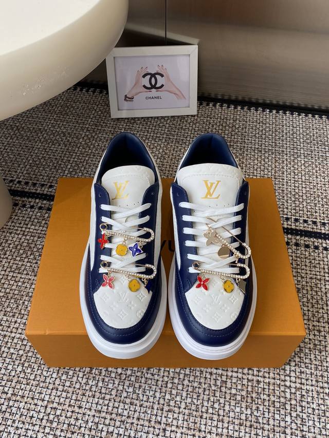 配饰60 Louis Vuitton 路易威登Beverly Hills运动鞋 休闲鞋 Beverly Hills 运动鞋以摩登笔触焕新设计 为镜面牛皮革描绘袖