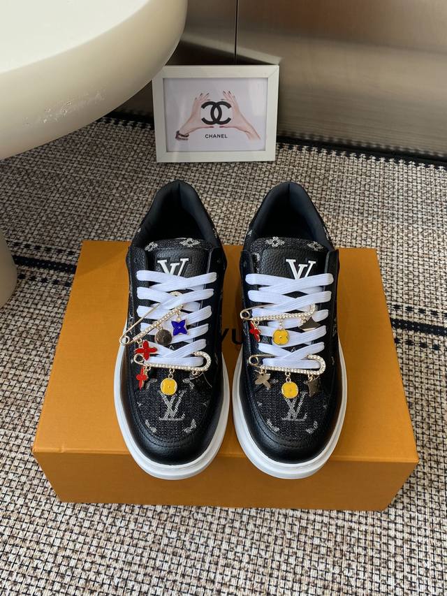 配饰60 Louis Vuitton 路易威登Beverly Hills运动鞋 休闲鞋 Beverly Hills 运动鞋以摩登笔触焕新设计 为镜面牛皮革描绘袖