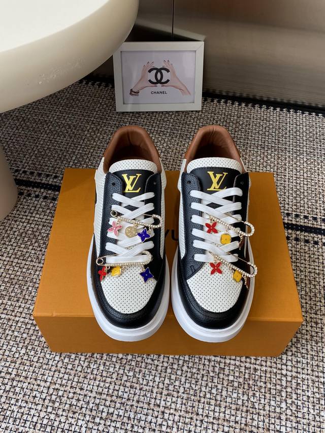 配饰60 Louis Vuitton 路易威登Beverly Hills运动鞋 休闲鞋 Beverly Hills 运动鞋以摩登笔触焕新设计 为镜面牛皮革描绘袖
