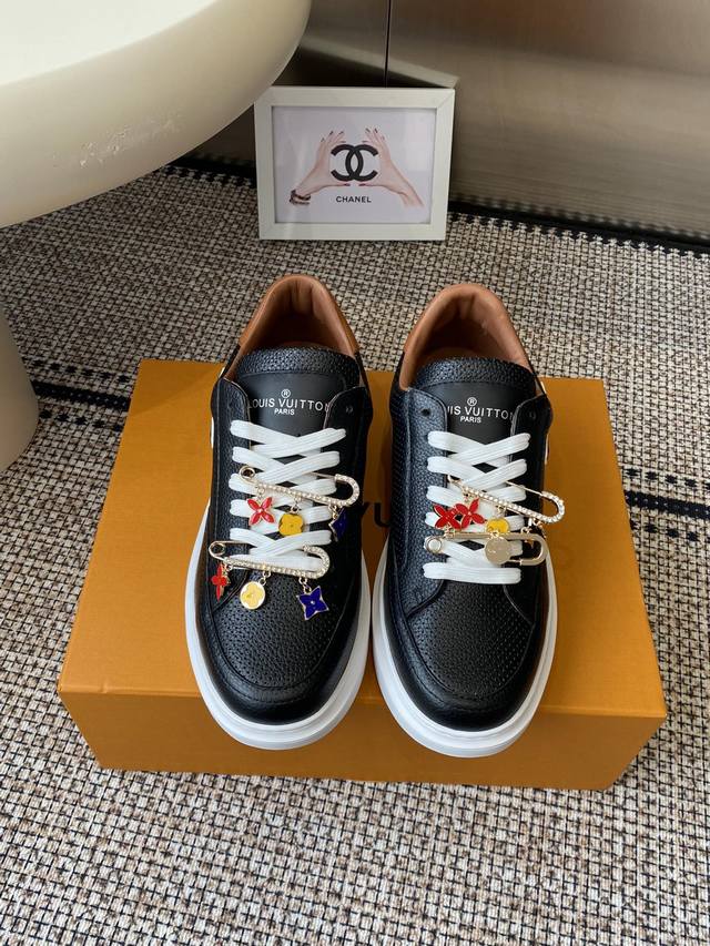 配饰60 Louis Vuitton 路易威登Beverly Hills运动鞋 休闲鞋 Beverly Hills 运动鞋以摩登笔触焕新设计 为镜面牛皮革描绘袖