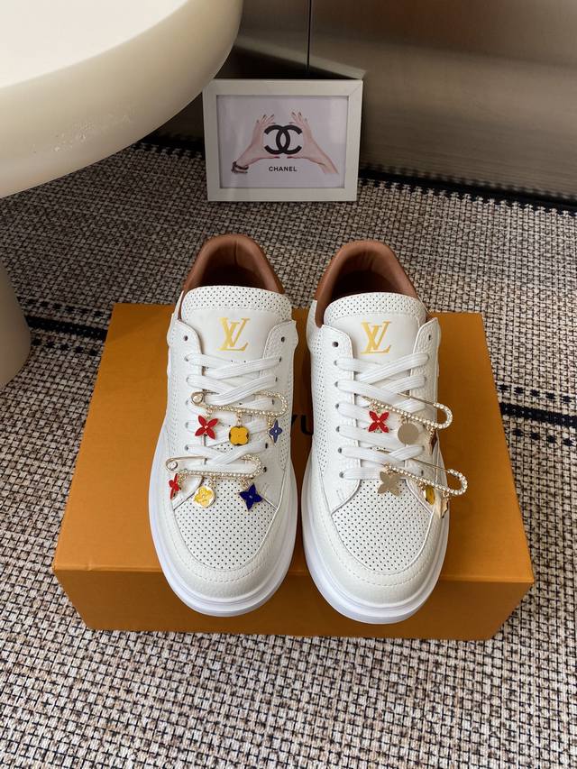 配饰60 Louis Vuitton 路易威登Beverly Hills运动鞋 休闲鞋 Beverly Hills 运动鞋以摩登笔触焕新设计 为镜面牛皮革描绘袖