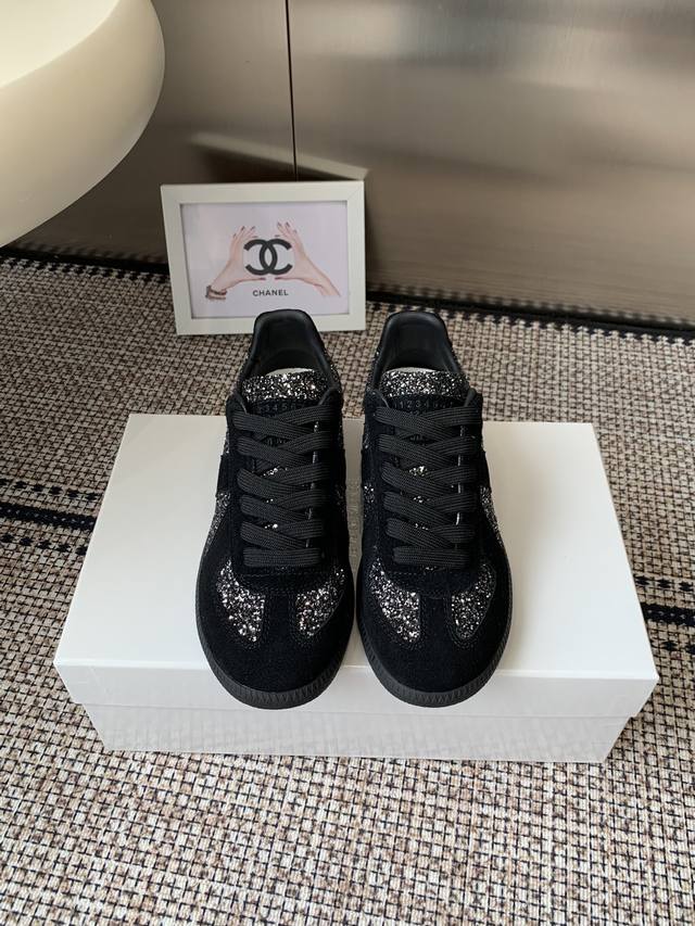 Maisonmargiela Mm6 马吉拉 经典德训鞋 休闲运动鞋 情侣款 鬼才设计师品牌一个轻奢品牌 这一款德国训练鞋延续了经典的T形真皮拼接设计 经过设计