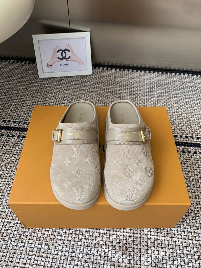 Louis Vuitton 25Ss新品勃肯拖鞋 可可爱爱 脚感简直不要太好 侧面Logo扣点睛之笔 简约又高级 露跟设计 即穿即走 懒人福音 上脚效果极佳 闭