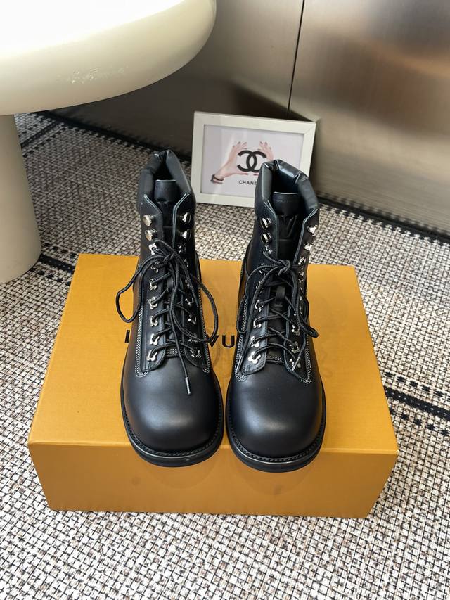 Louis Vuitton 路易威登 25Ss秋冬新款 短靴 休闲百搭时尚潮流款 上脚舒适 搭配路易威登标识点缀亮点 大气显气质 面料头层牛皮 内里羊皮 原版橡