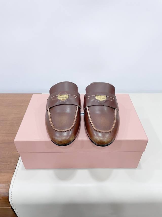 price： Miumi*缪家25春夏走秀款钱币半托乐福鞋 缪缪这一款也太美了吧！无敌搭配怎么穿都超级好看 钱币的设计很复古很时尚！ 鞋面采用原版进口牛皮 内里