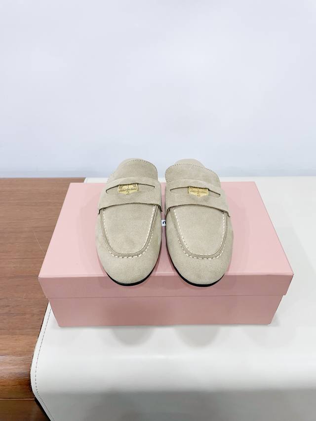 price： Miumi*缪家25春夏走秀款钱币半托乐福鞋 缪缪这一款也太美了吧！无敌搭配怎么穿都超级好看 钱币的设计很复古很时尚！ 鞋面采用原版进口牛皮 内里