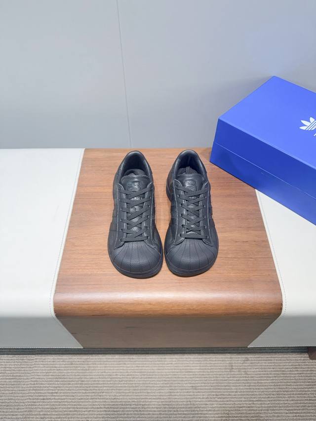 adida*联名 Avavav 25Ss 贝壳头 滑板鞋 不同于上次联名，这次直接在贝壳头本体上加大加宽，成为了时尚完全体“方头贝壳头”，把时装属性和运动潮流揉