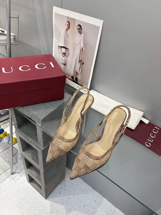 出厂： 顶级版本 Gucci古驰女士G女士尖头银质感小字母Logo跟鞋火爆全网100周年秀场大爆款无原版不开发购买原版一比一完美复刻 ，黑色内里金属链条 面料：