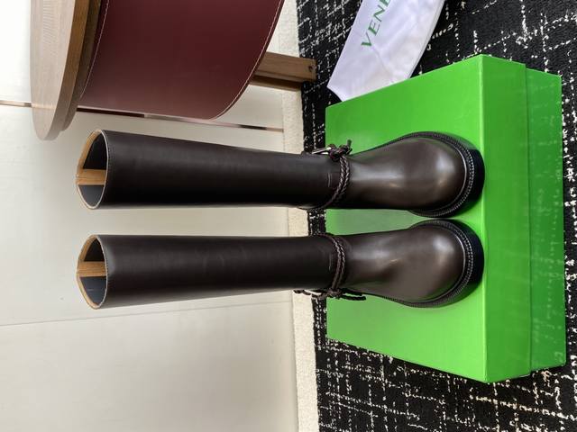 代购级短靴560 高靴 Bottega Veneta Bv一脚蹬时尚 短靴 骑士靴 太酷了 一眼就爱上，这双绳结靴必须锁死 经典绳结编织缠绕靴身，搭配标志性三角