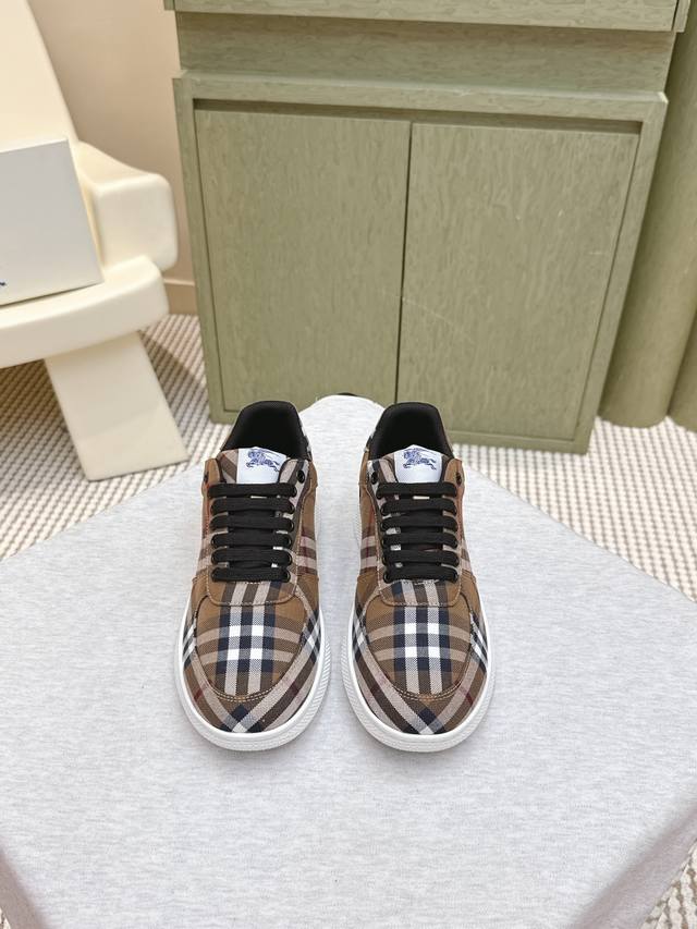 代购级 男＋10｜D0022Burberry巴宝莉Box系列 格纹 休闲 运动鞋 原版购入开发 做货 Box系列运动鞋 选用光滑小牛皮面料打造，点缀马术骑士徽标