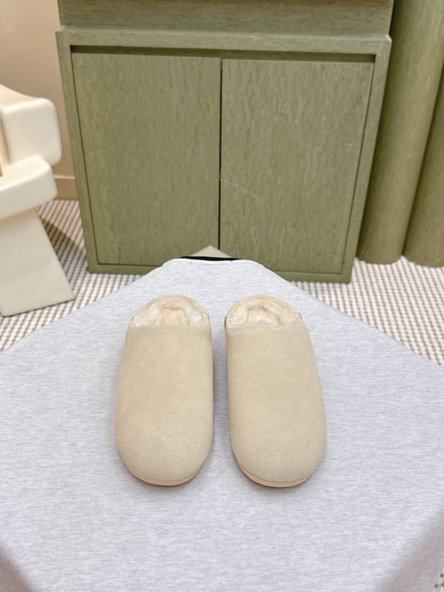 代购级 ｜D0029Ugg 油叽叽新款羊毛半拖 厚底雪地靴剧透来了 忍不住要剧透一下，看到市场各种版本满天飞，独家定制对色开模的组合底马上就要出货了 这款Ugg