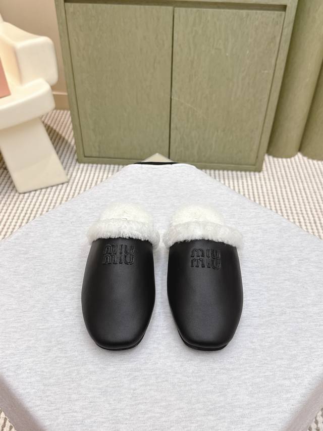 代购级 ｜D0027缪缪Miumiu2025S新款毛拖系列 百搭时髦单品！不管居家还是外穿都是品味的象征性！ 秋冬搭配袜子 那更是太绝太绝了 面料：定制原版马毛
