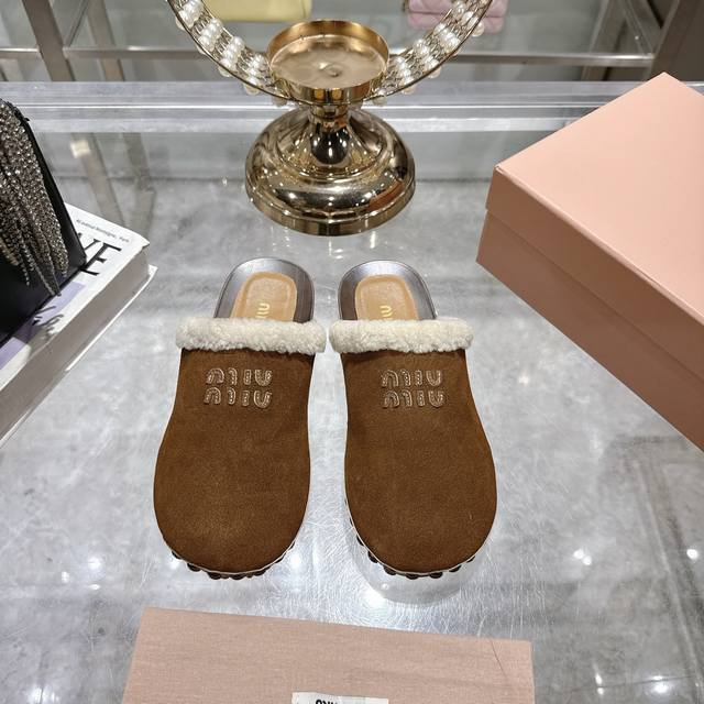 出厂 Miu Miu新款秋冬走秀实木底羊毛半拖，上脚舒适柔软，款式设计成半包 上脚特别方便哦，随走随穿 鞋面牛反绒羊毛，羊皮垫脚，开模防滑木底 跟高：3Cm S