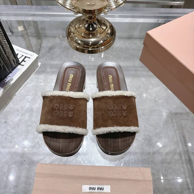 出厂 Miu Miu新款秋冬走秀实木底羊毛半拖，上脚舒适柔软，露趾款式上脚特别方便哦，随走随穿 鞋面牛反绒羊毛，羊皮垫脚，开模防滑木底 跟高：3Cm Size：
