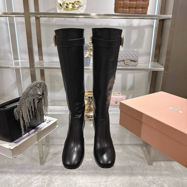 出厂价p 秋冬新款短靴顶级品质Miumiu 今年官网主推的爆款 Miu家一直以来都是以少女心Blingbling著称，这款秋冬靴子也不例外！鞋型优雅，简单大气！