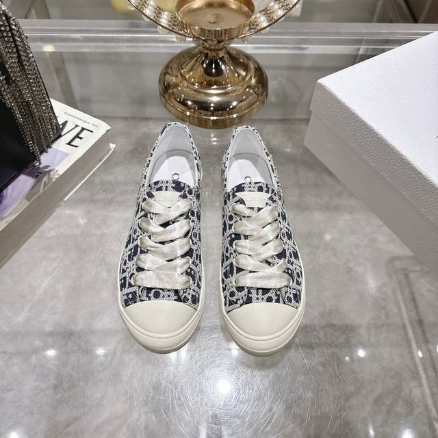 出厂 Dior 迪奥 2025Ss新款 Lucky系列绸缎小白鞋滑板鞋休闲运动鞋 顶级版本原版购入开发做货 这款迪奥运动鞋鞋面采用白色丝绸面料，侧面饰以金色饰面