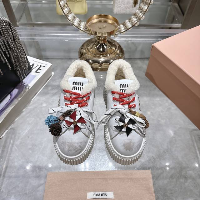 出厂价p 毛里390原版代购级别Miumiu25Ss 秋冬新款 厚底 小白鞋 饼干鞋 羊毛小白鞋 简约造型，超轻原版开模鞋底，脚感妥妥满分 好穿好搭，**6Cm
