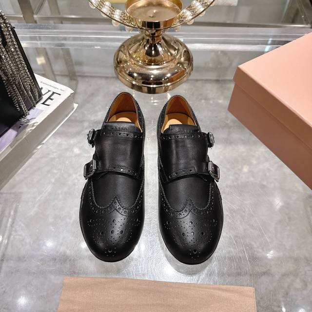 出厂 Miu Miu 25Ss 缪缪秋冬新款英伦系带方头单鞋 Miumiu 秋冬新款，细节的设计在一众乐福鞋中脱颖而出，整体鞋型圆滑秀气，一点不笨重，可以完全露