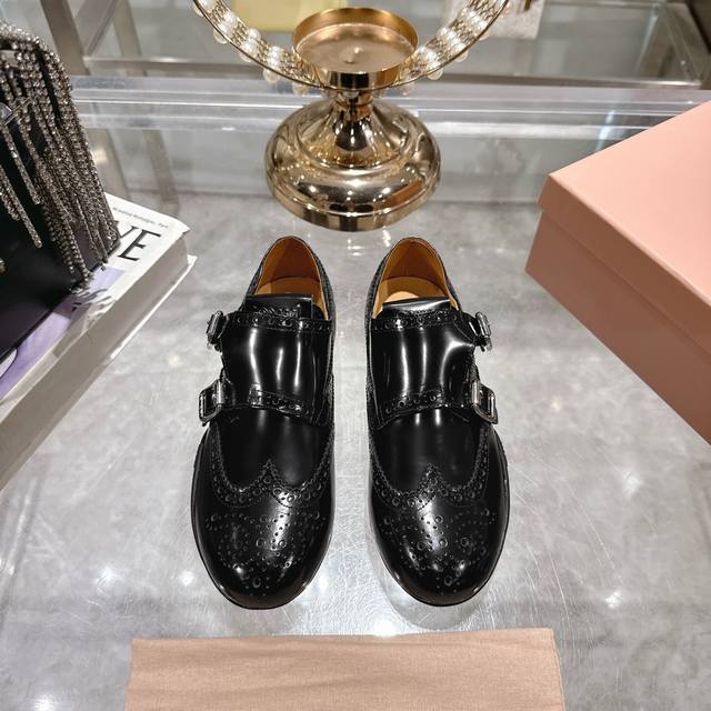 出厂 Miu Miu 25Ss 缪缪秋冬新款英伦系带方头单鞋 Miumiu 秋冬新款，细节的设计在一众乐福鞋中脱颖而出，整体鞋型圆滑秀气，一点不笨重，可以完全露