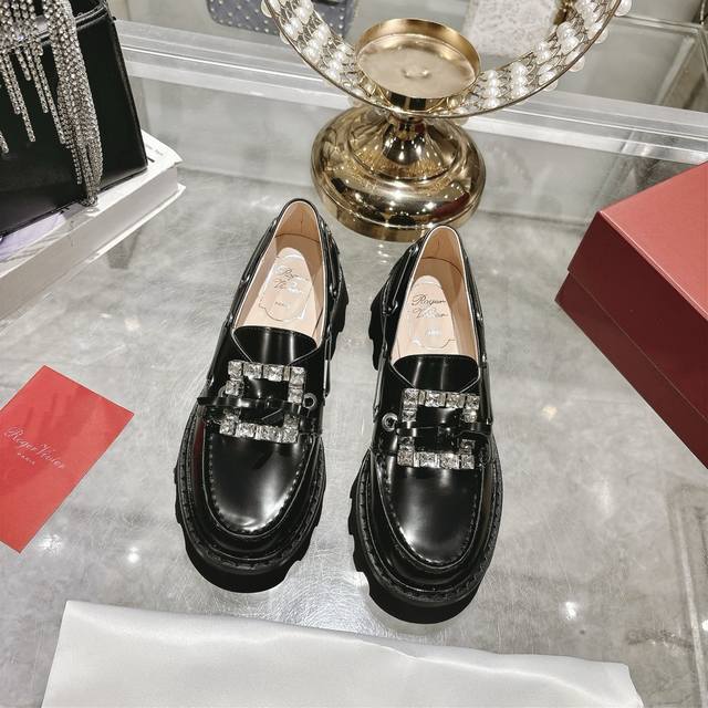 出厂 Roger Vivier 罗杰维维亚 2025Ss新款 Rv Viv‘ Rangers Truck系列方扣乐福鞋 顶级版本原版购入开发做货 本款Rv乐福鞋