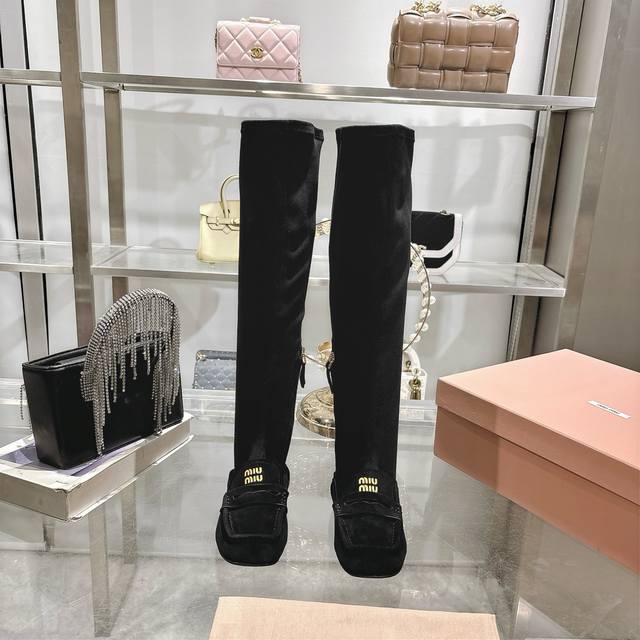 出厂 Miu走秀新款 25秋冬新款弹力靴 T台走秀网红款上脚非常完美穿搭配此鞋 优雅大方 都是独家1:1定制 材质超柔软这款靴制作鞋型优雅很好的拉伸腿部线条，上