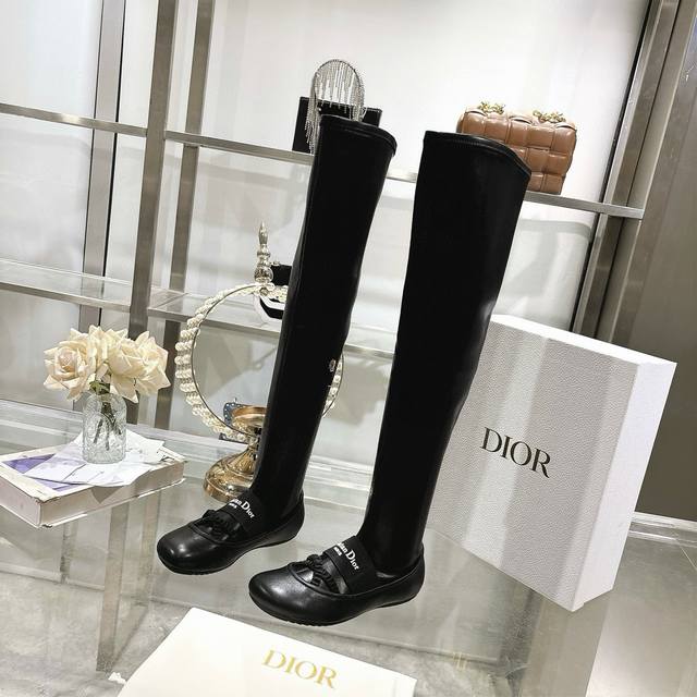 出厂 Dior 迪奥 25秋冬新款朋克风平底橡胶弹力高筒骑士女长靴 明星同款刺绣字母Logo内侧附带拉链设计上脚都很方便舒适 筒长22寸 材质：鞋面进口弹力超纤