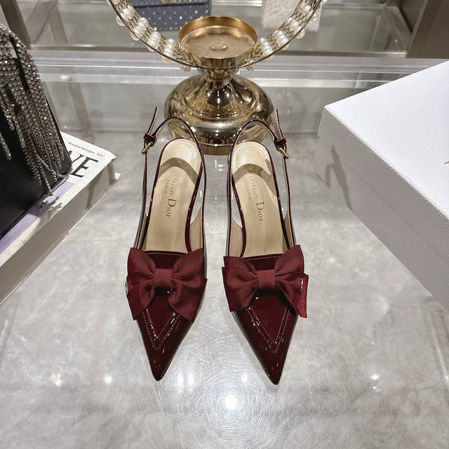 出厂 Dior 25Ss 春夏新款 迪奥 尖头高跟凉鞋 这款 My Dior 露跟高跟鞋是2025春夏成衣系列新品，精致优雅。采用漆皮牛皮革精心制作，尖头设计，
