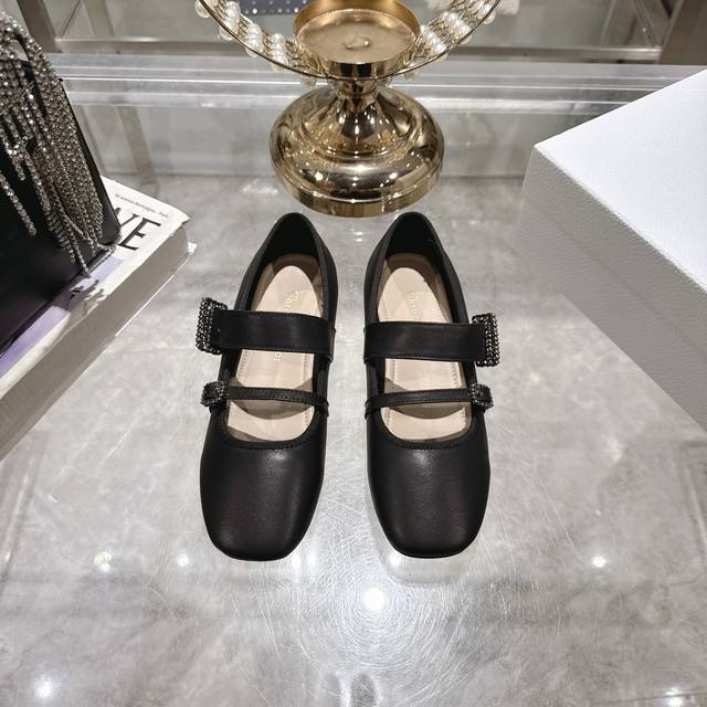 出厂 迪奥秋冬新款方头单鞋 原版开模五金扣件，好精致啊，小方头时髦复古！整一个富家千金的味道！脚背双带设计款式更有气质 牛漆皮鞋面 羊皮内里 真皮大底. Siz