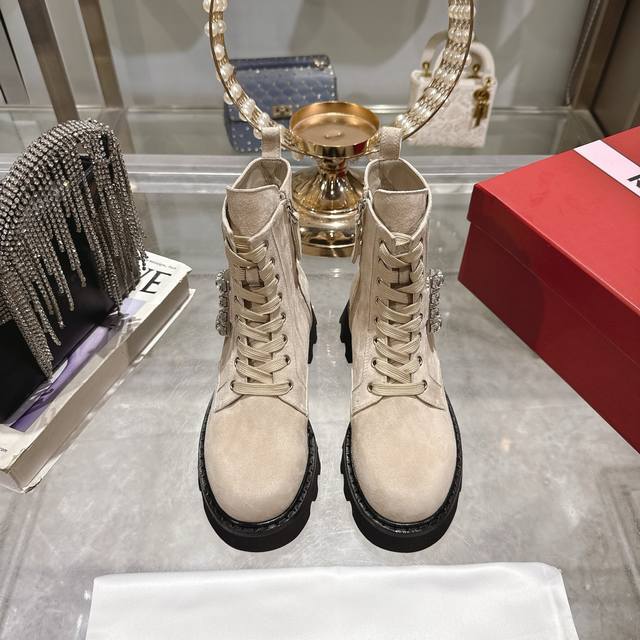 出厂价p Roger Vivier 24Ss 秋冬新款 钻扣牛皮绑带马丁靴 新款Viv Run系列方钻切尔西松糕底靴顶级上新 这款火爆时尚圈的Rv钻扣靴 微博