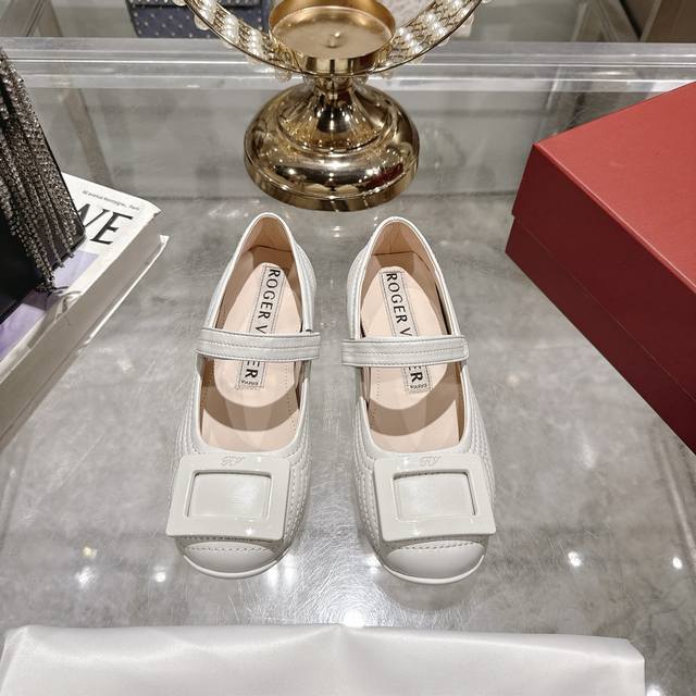 出厂 秋冬新款玛丽珍单鞋 进口超软小羊皮鞋面舒适小羊皮垫脚 圆版定制经典饰扣，上脚特别舒适 意大利真皮大底 35-39 34、40、41定制不退换
