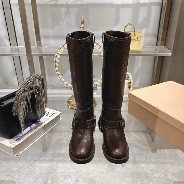 出厂 顶级版本 全网独家爆款 Miumiu 秋冬增高圆头小短靴、皮靴 Miu系全球限量款靴子，今年最值得入手的靴子 重工艺手工鞋 复古擦色牛皮气质马丁靴 满满的