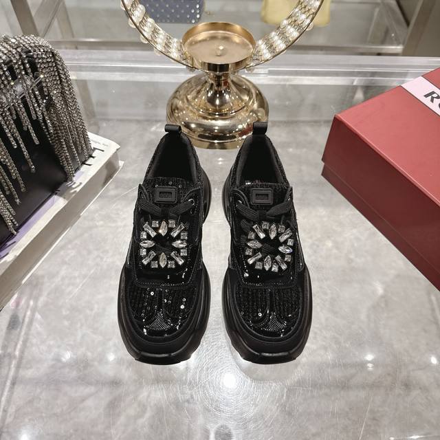 出厂 Rv新款Roger Vivier品牌2025 Viv‘Motor系列最美运动休闲鞋～ 顶级版本 维维亚精致风格，皮革拼镜面织物和网眼面料制成点缀可拆卸闪钻