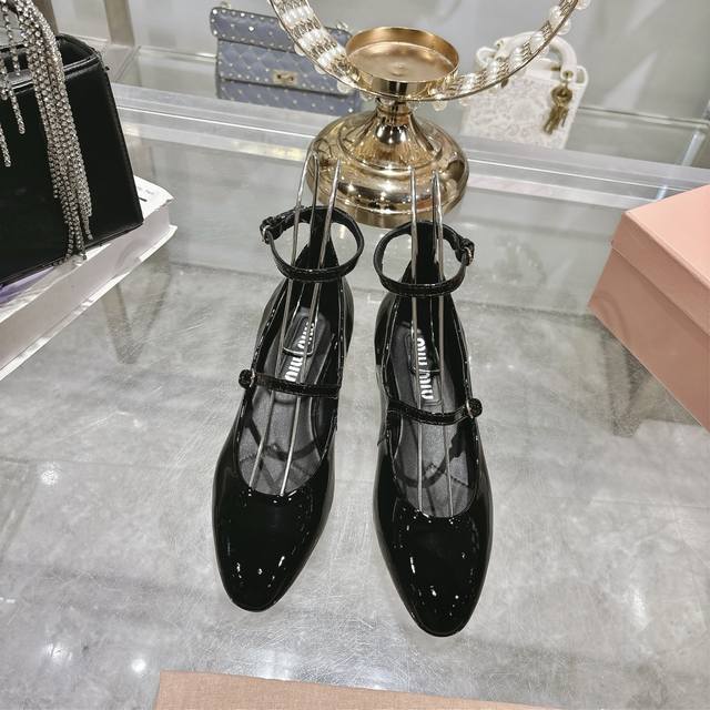 出厂价pp单鞋 Miu Miu 25秋冬新款圆头小单鞋 一眼看上Miumiu这双高跟鞋，上脚果然更惊艳，镂空双带单鞋 性感与于一体的高跟鞋，穿着特别舒适不累脚，