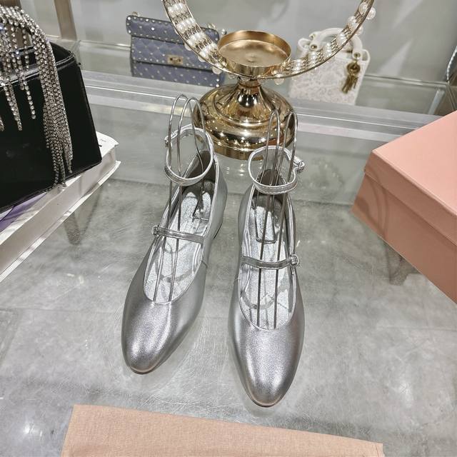 出厂价pp单鞋 Miu Miu 25秋冬新款圆头小单鞋 一眼看上Miumiu这双高跟鞋，上脚果然更惊艳，镂空双带单鞋 性感与于一体的高跟鞋，穿着特别舒适不累脚，