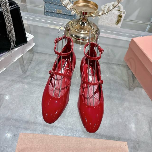 出厂价pp单鞋 Miu Miu 25秋冬新款圆头小单鞋 一眼看上Miumiu这双高跟鞋，上脚果然更惊艳，镂空双带单鞋 性感与于一体的高跟鞋，穿着特别舒适不累脚，