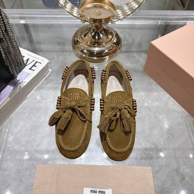 出厂拖鞋 单鞋50Miu Miu 系带鸡眼平底豆豆鞋 缪缪Miumiu25秋冬新款 一脚蹬 复古鞋 俏皮的系带流苏复古的干异色系 内里磨毛的设计 让穿着的体验更
