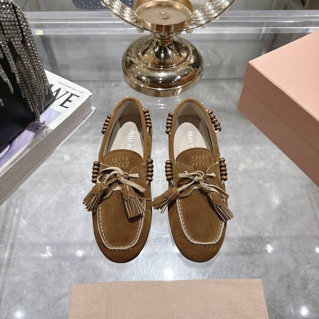 出厂拖鞋 单鞋50Miu Miu 系带鸡眼平底豆豆鞋 缪缪Miumiu25秋冬新款 一脚蹬 复古鞋 俏皮的系带流苏复古的干异色系 内里磨毛的设计 让穿着的体验更