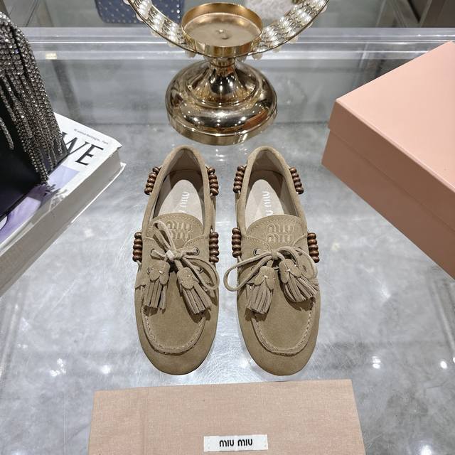 出厂拖鞋 单鞋50Miu Miu 系带鸡眼平底豆豆鞋 缪缪Miumiu25秋冬新款 一脚蹬 复古鞋 俏皮的系带流苏复古的干异色系 内里磨毛的设计 让穿着的体验更