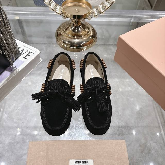 出厂拖鞋 单鞋50Miu Miu 系带鸡眼平底豆豆鞋 缪缪Miumiu25秋冬新款 一脚蹬 复古鞋 俏皮的系带流苏复古的干异色系 内里磨毛的设计 让穿着的体验更