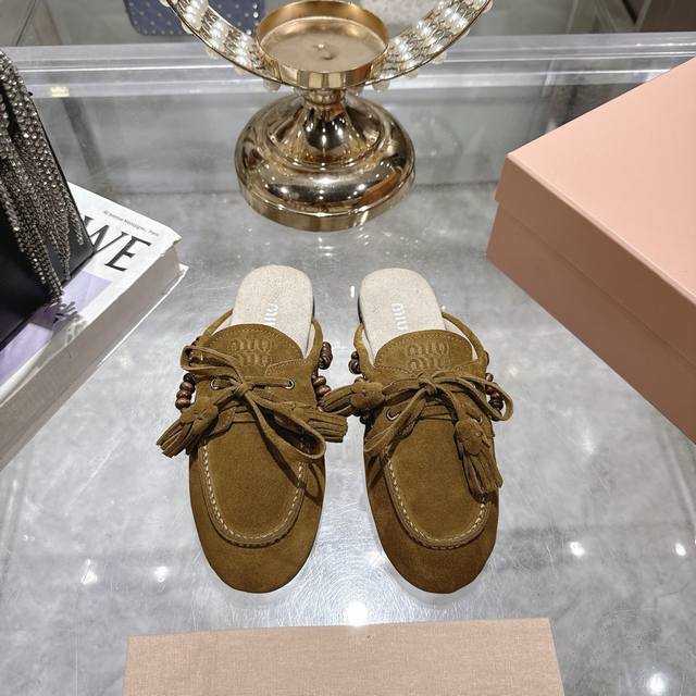 出厂拖鞋 单鞋50Miu Miu 系带鸡眼平底豆豆鞋 缪缪Miumiu25秋冬新款 一脚蹬 复古鞋 俏皮的系带流苏复古的干异色系 内里磨毛的设计 让穿着的体验更